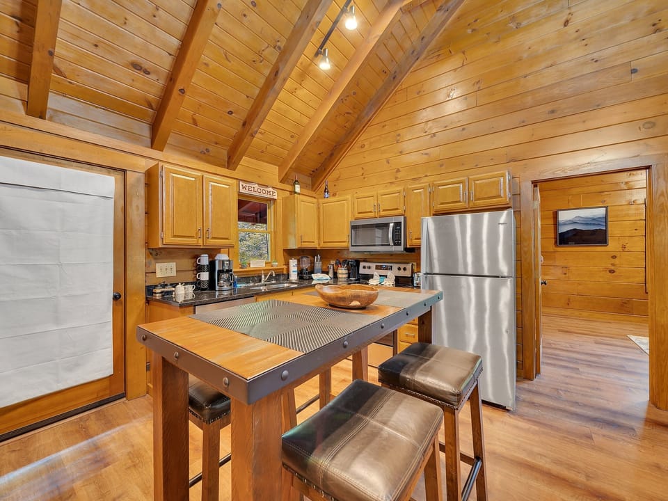 Cabin, 2 Bedrooms | Private kitchen | Fridge, oven, coffee/tea maker, toaster