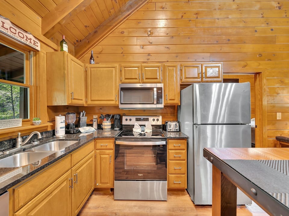 Cabin, 2 Bedrooms | Private kitchen | Fridge, oven, coffee/tea maker, toaster