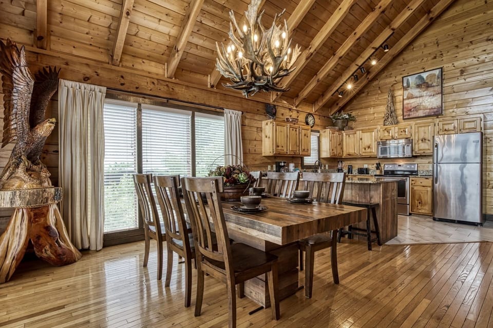 Cabin, 3 Bedrooms | Dining