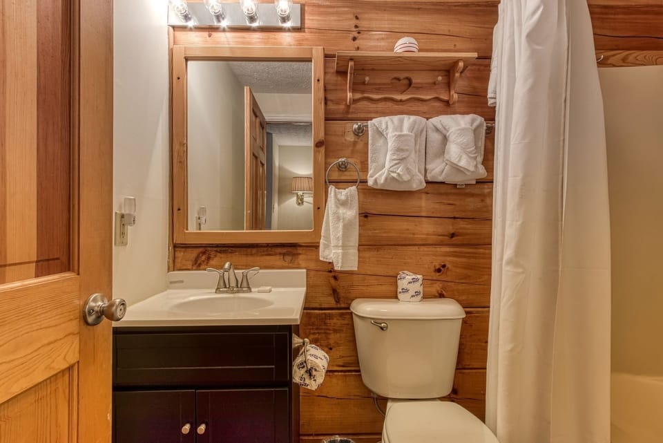 Er46 - Cherith Brook - Great Location. Just Across From Swimming Pool! 2 Bedroom Cabin by RedAwning Cabin in Pigeon Forge