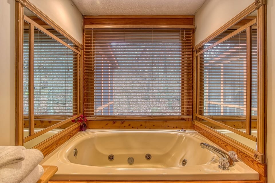 Er46 - Cherith Brook - Great Location. Just Across From Swimming Pool! 2 Bedroom Cabin by RedAwning Cabin in Pigeon Forge