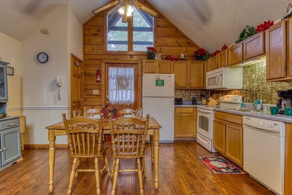 Cabin, 2 Bedrooms | Private kitchen | Fridge, oven, coffee/tea maker, toaster