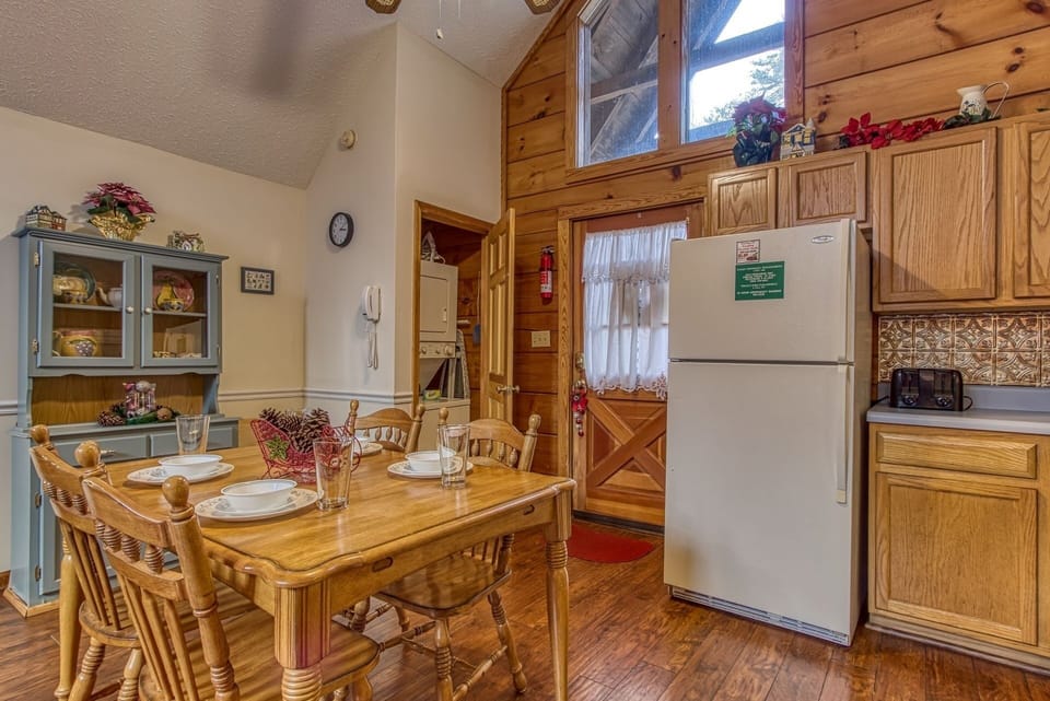 Cabin, 2 Bedrooms | Dining