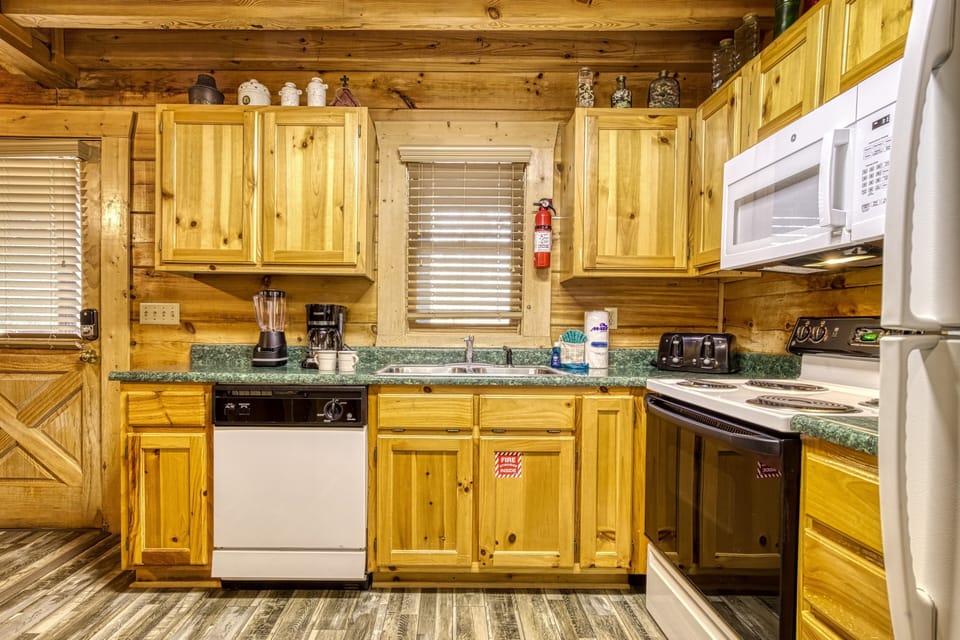 Cabin, 1 Bedroom | Private kitchen | Fridge, oven, coffee/tea maker, toaster