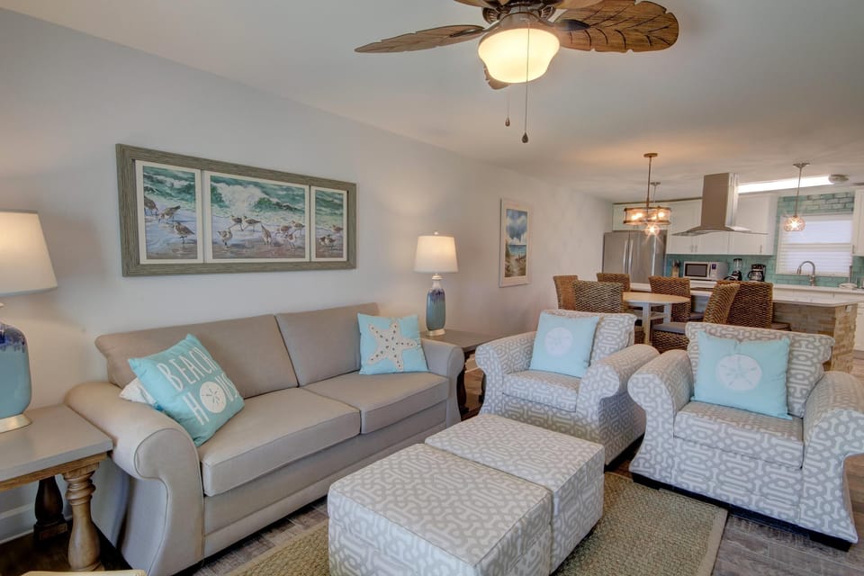 Condo, 1 Bedroom | Living area
