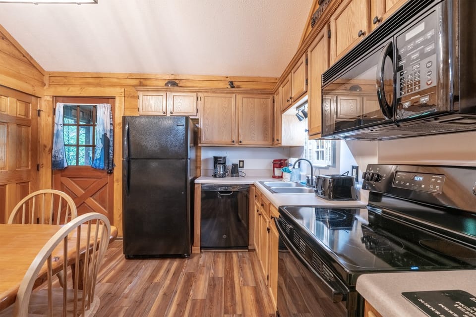Cabin, 2 Bedrooms | Private kitchen | Fridge, oven, coffee/tea maker, toaster