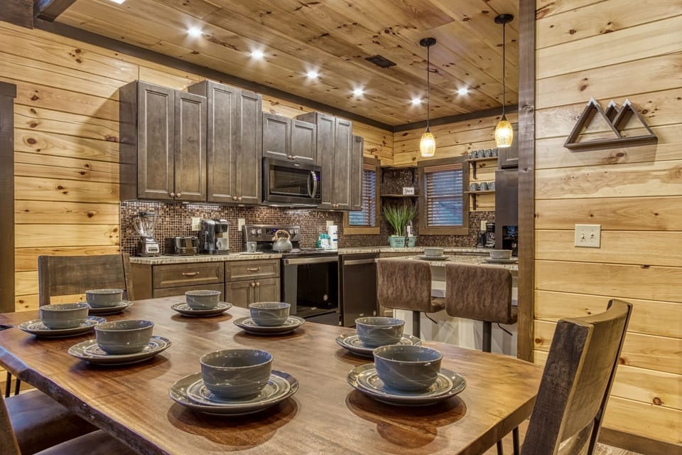 Cabin, 3 Bedrooms | Dining