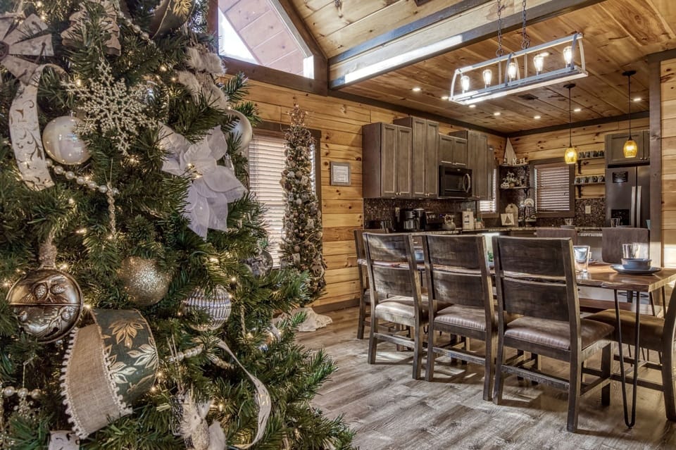 Cabin, 3 Bedrooms | Dining