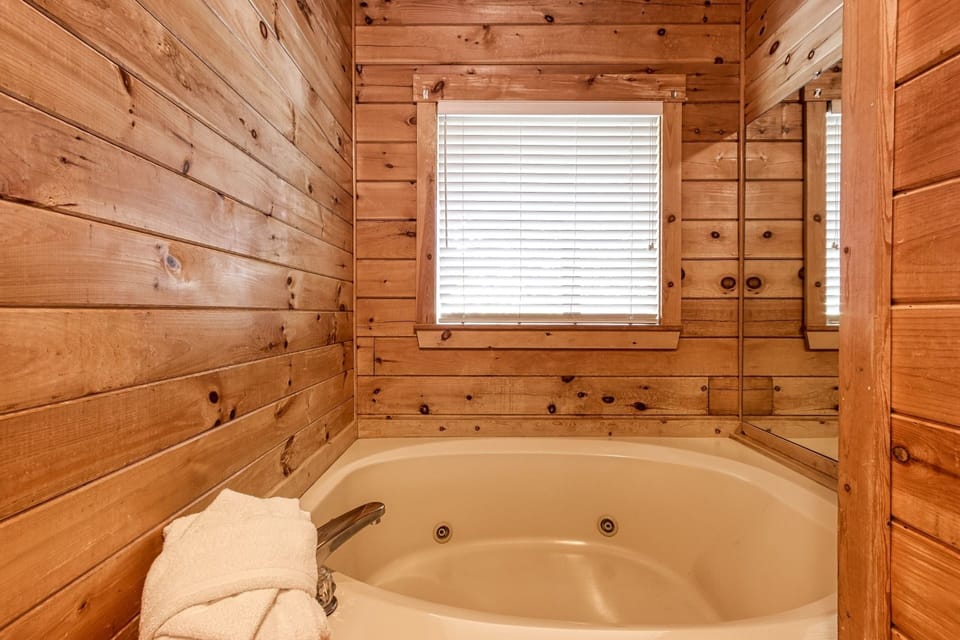 Er75 - Palmetto Place - Great Location! Close To All The Action! 2 Bedroom Cabin by RedAwning Cabin in Pigeon Forge