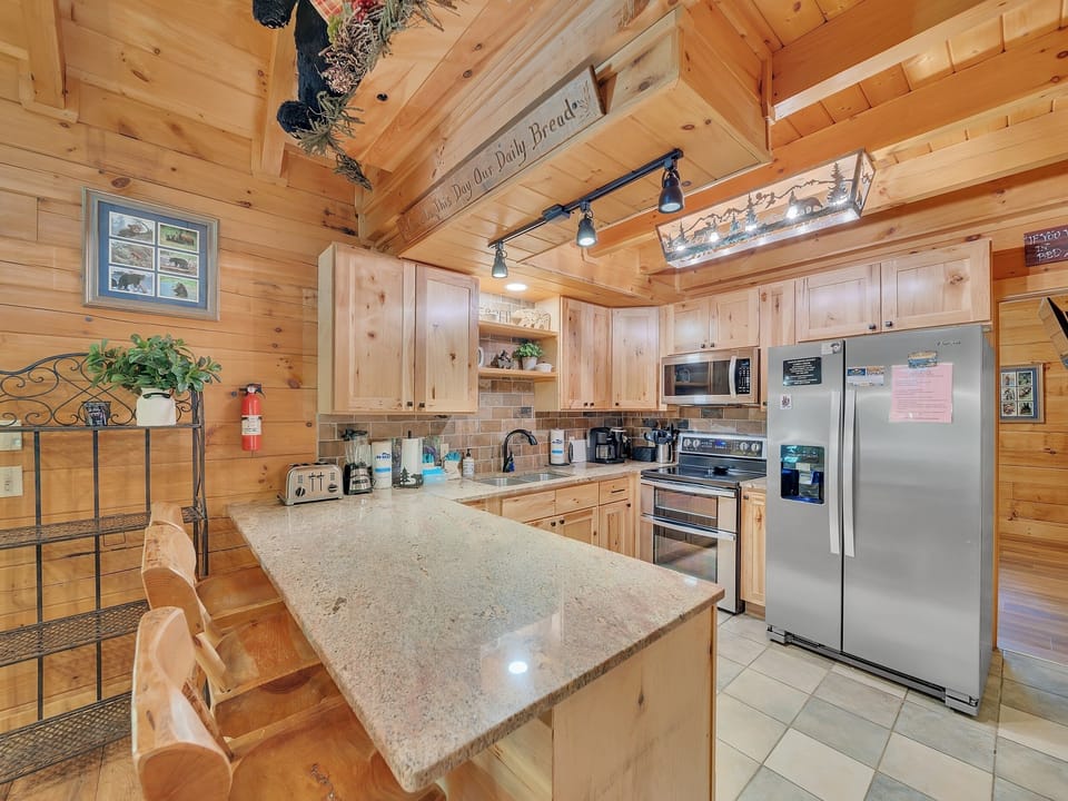 Cabin, 5 Bedrooms | Private kitchen | Fridge, oven, coffee/tea maker, toaster