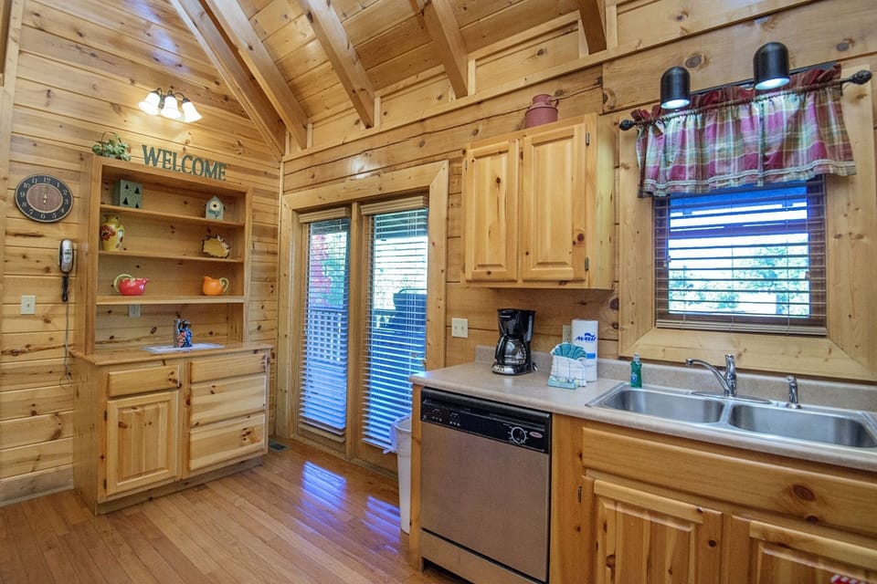 Cabin, 2 Bedrooms | Private kitchen | Fridge, oven, coffee/tea maker, toaster