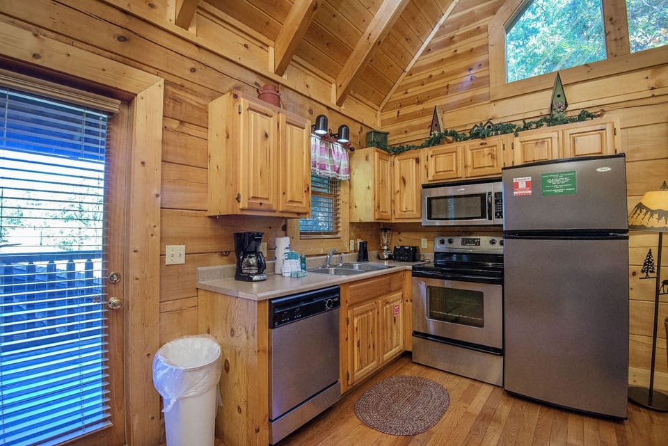 Cabin, 2 Bedrooms | Private kitchen | Fridge, oven, coffee/tea maker, toaster
