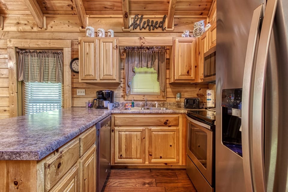 Cabin, 2 Bedrooms | Private kitchen | Fridge, oven, coffee/tea maker, toaster
