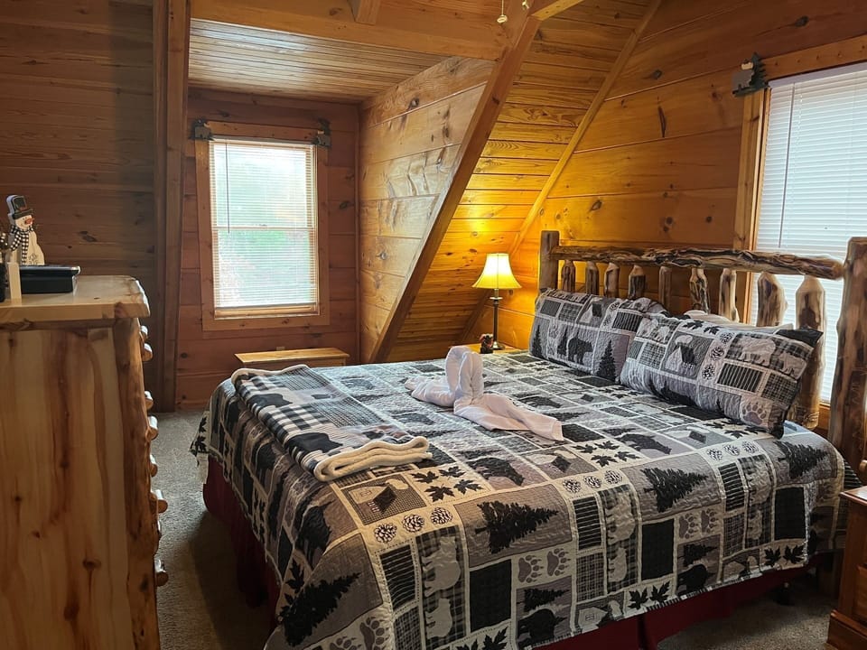 Er27- Bear Naked - Great Location- Close To Town 2 Bedroom Cabin by RedAwning Cabin in Pigeon Forge