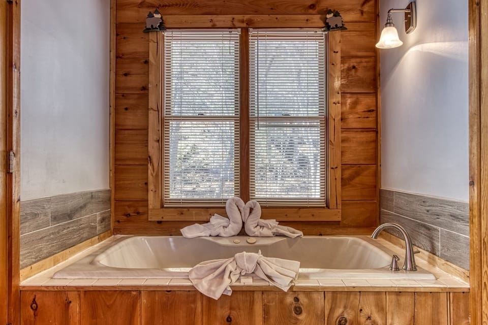 Er27- Bear Naked - Great Location- Close To Town 2 Bedroom Cabin by RedAwning Cabin in Pigeon Forge