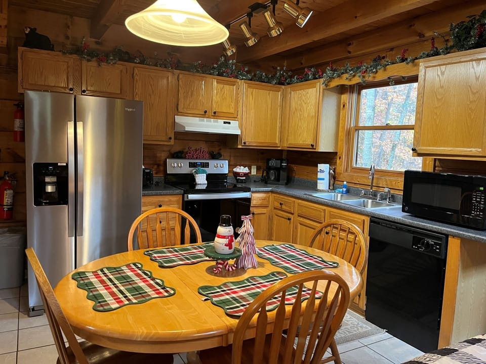 Cabin, 2 Bedrooms | Private kitchen | Coffee/tea maker, fridge, oven, toaster