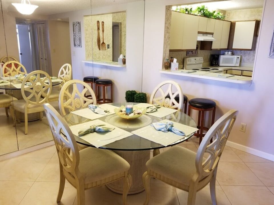 Condo, 2 Bedrooms | Dining