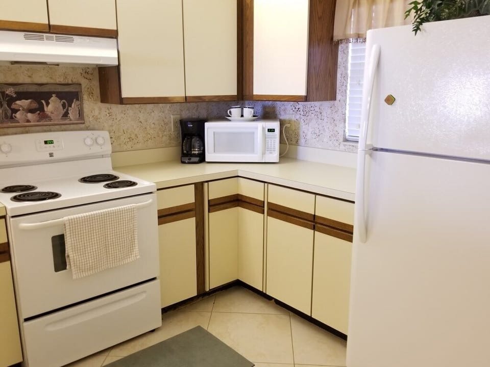 Condo, 2 Bedrooms | Private kitchen