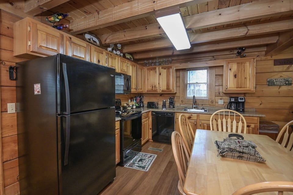 Cabin, 4 Bedrooms | Private kitchen | Fridge, oven, coffee/tea maker, toaster
