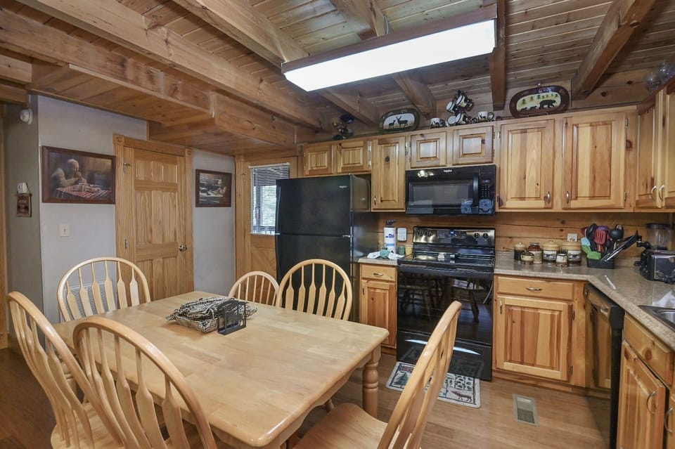 Cabin, 4 Bedrooms | Private kitchen | Fridge, oven, coffee/tea maker, toaster