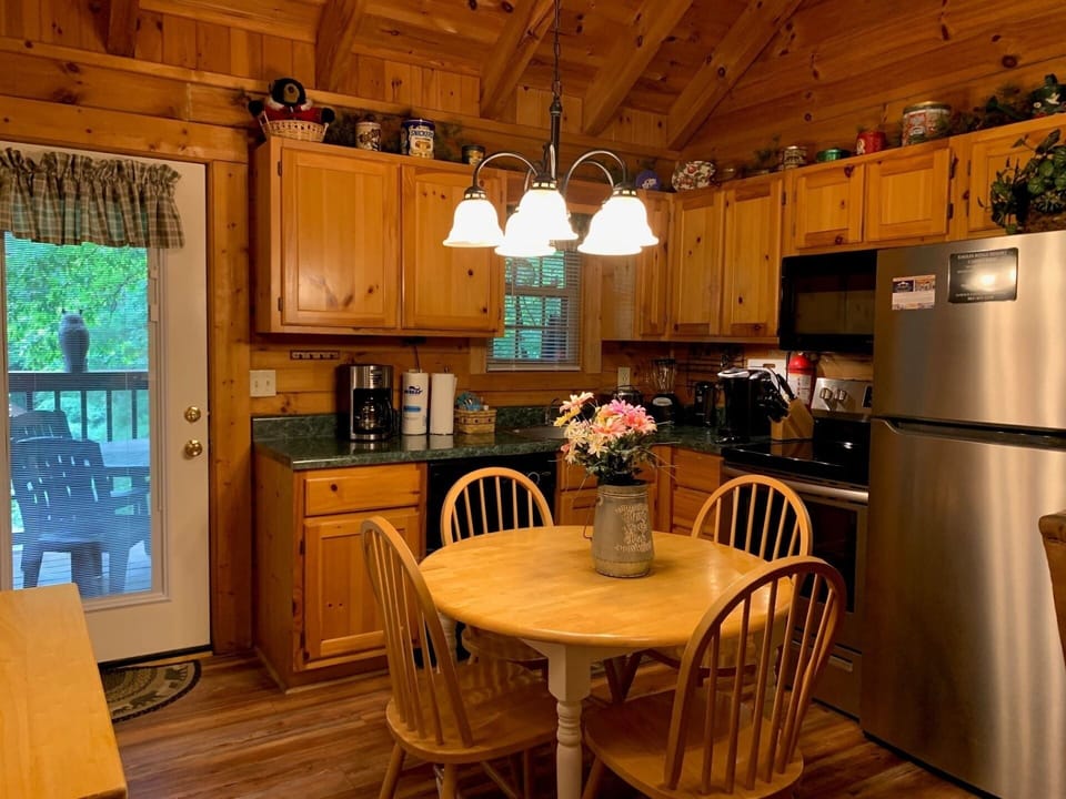 Cabin, 2 Bedrooms | Private kitchen | Coffee/tea maker, fridge, oven, toaster