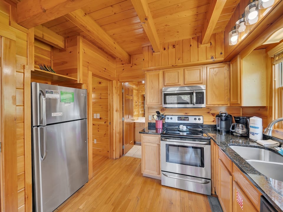 Cabin, 2 Bedrooms | Private kitchen | Fridge, oven, coffee/tea maker, toaster