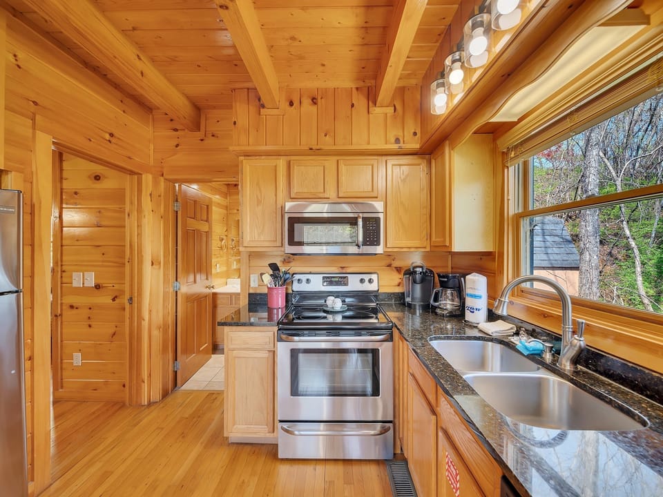 Cabin, 2 Bedrooms | Private kitchen | Fridge, oven, coffee/tea maker, toaster