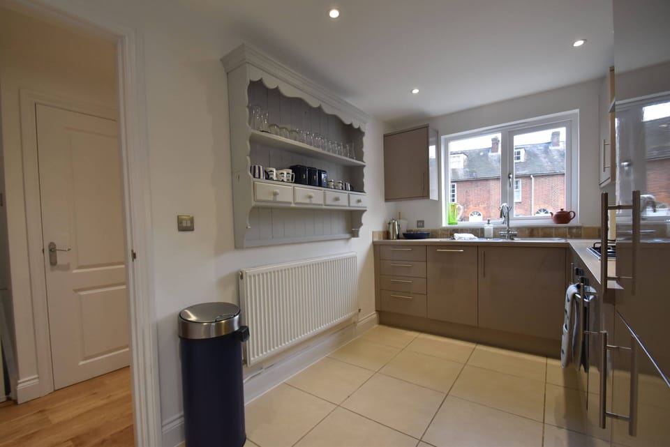 Comfort Cottage | Private kitchen | Full-size fridge, microwave, oven, stovetop
