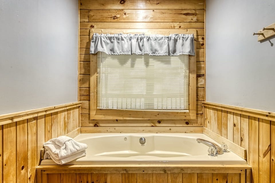 Er204 - Dream Catcher Great Location! - Close To Town! 2 Bedroom Cabin by RedAwning Cabin in Pigeon Forge