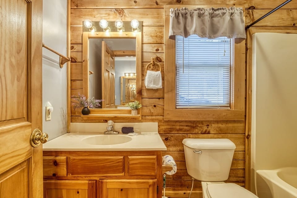 Er204 - Dream Catcher Great Location! - Close To Town! 2 Bedroom Cabin by RedAwning Cabin in Pigeon Forge