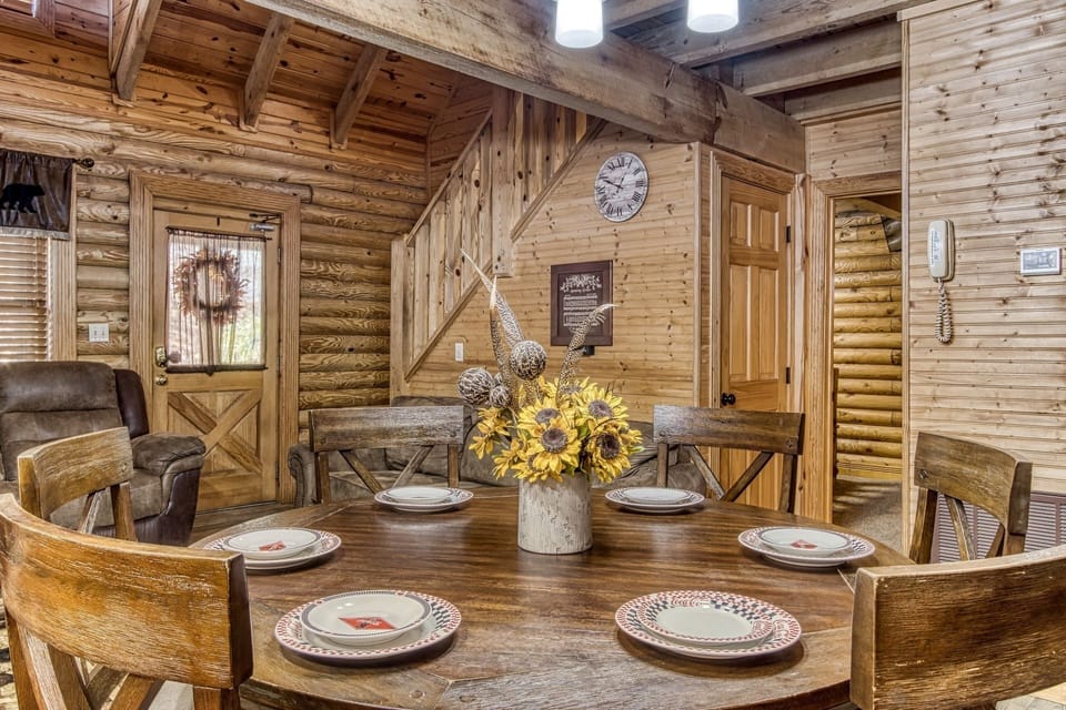 Cabin, 4 Bedrooms | In-room dining
