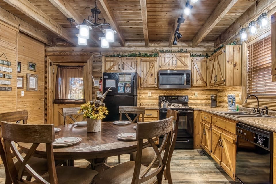 Cabin, 4 Bedrooms | Private kitchen | Fridge, oven, coffee/tea maker, toaster