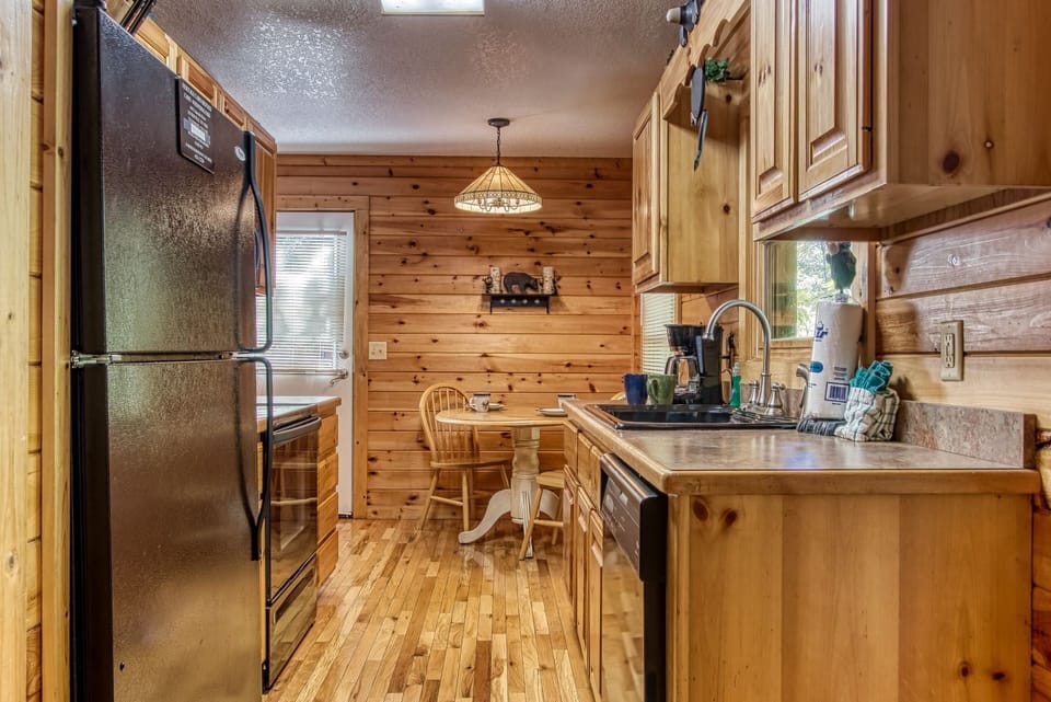 Cabin, 2 Bedrooms | Private kitchen | Fridge, oven, coffee/tea maker, toaster