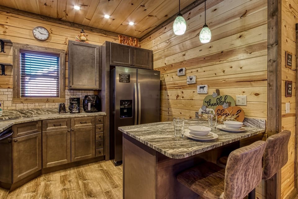 Cabin, 3 Bedrooms | Private kitchen | Fridge, oven, coffee/tea maker, toaster