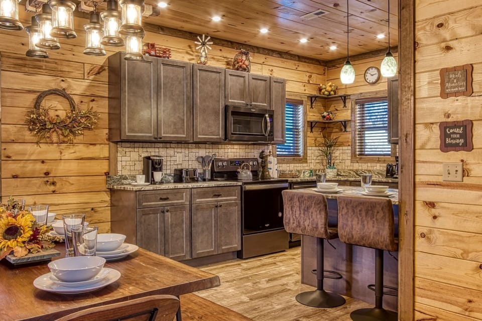 Cabin, 3 Bedrooms | Private kitchen | Fridge, oven, coffee/tea maker, toaster