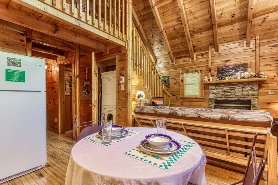 Cabin, 1 Bedroom | Dining