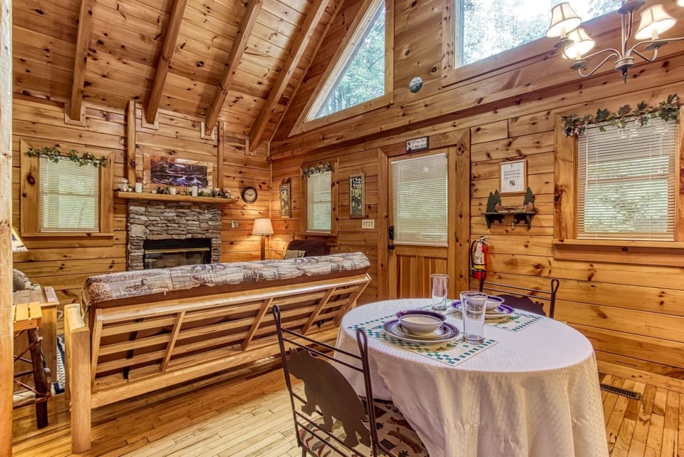 Cabin, 1 Bedroom | Dining room