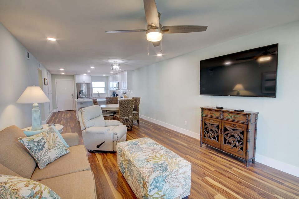 Condo, 2 Bedrooms | Living area