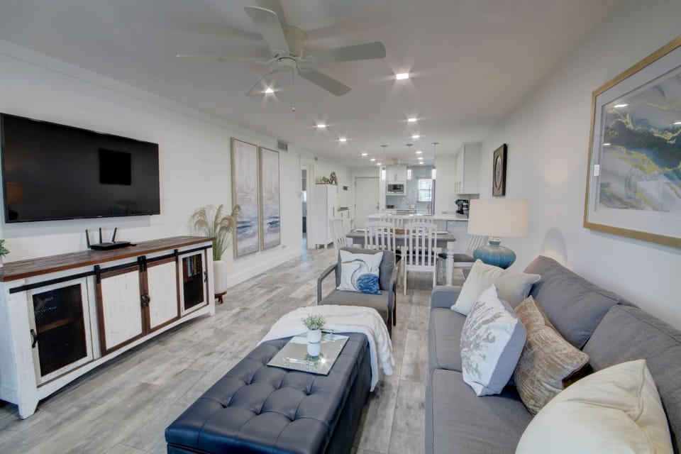 Condo, 2 Bedrooms | Living area