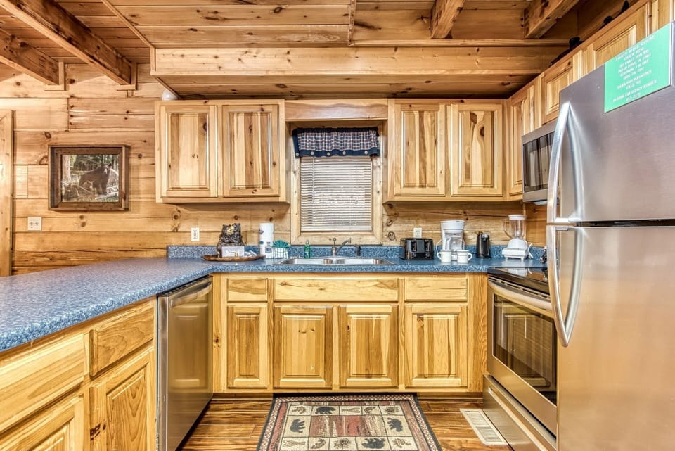Cabin, 3 Bedrooms | Private kitchen | Fridge, oven, coffee/tea maker, toaster