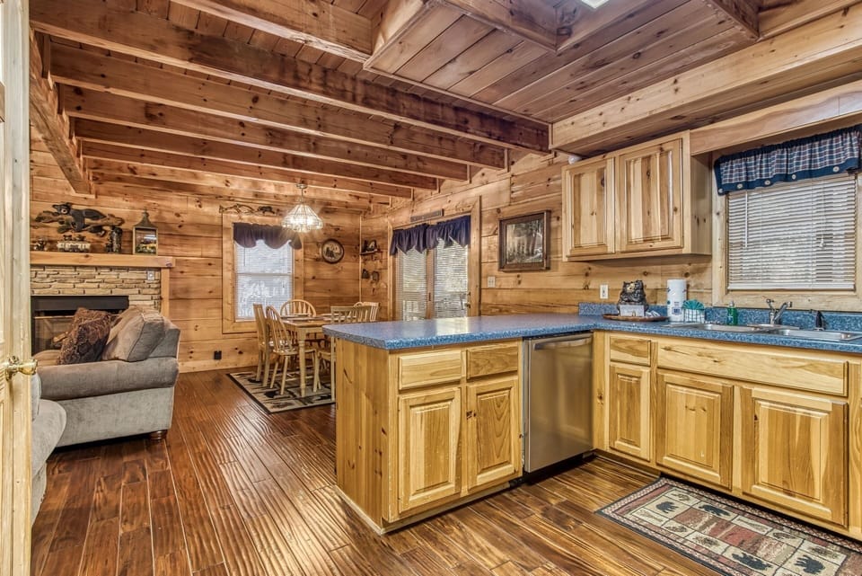 Cabin, 3 Bedrooms | Private kitchen | Fridge, oven, coffee/tea maker, toaster