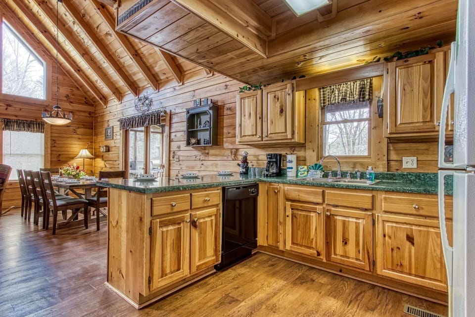 Cabin, 6 Bedrooms | Private kitchen | Fridge, oven, coffee/tea maker, toaster