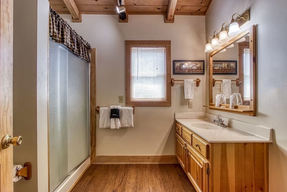 Er6 - On Eagles' Wings - Great Location. Close To All The Action! 6 Bedroom Cabin by RedAwning Cabin in Pigeon Forge