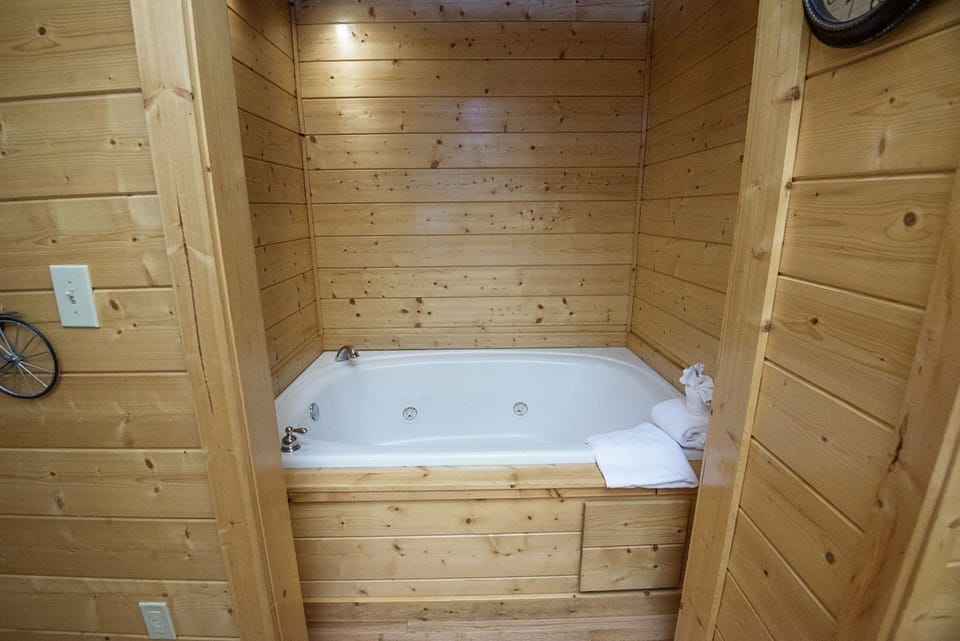ER228 - Locker's Lodge Great Location - Close To Town! 1 Bedroom Cabin by RedAwning Cabin in Pigeon Forge