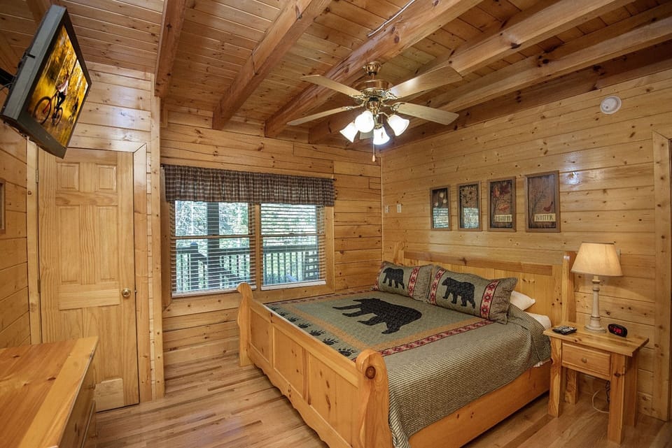ER228 - Locker's Lodge Great Location - Close To Town! 1 Bedroom Cabin by RedAwning Cabin in Pigeon Forge