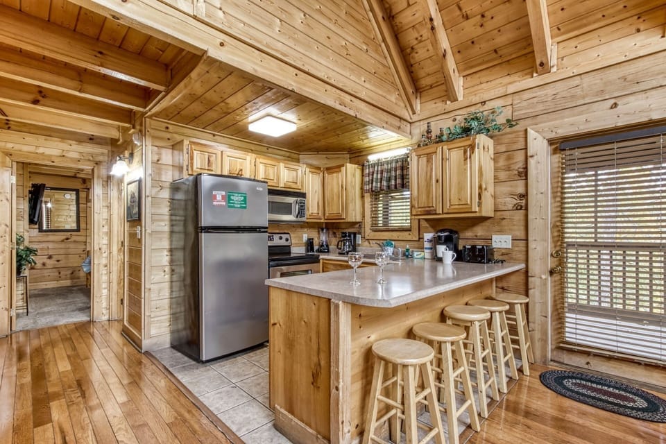 Cabin, 5 Bedrooms | Private kitchen | Fridge, oven, coffee/tea maker, toaster