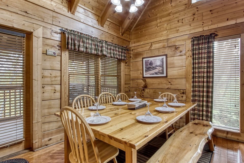 Cabin, 5 Bedrooms | Dining