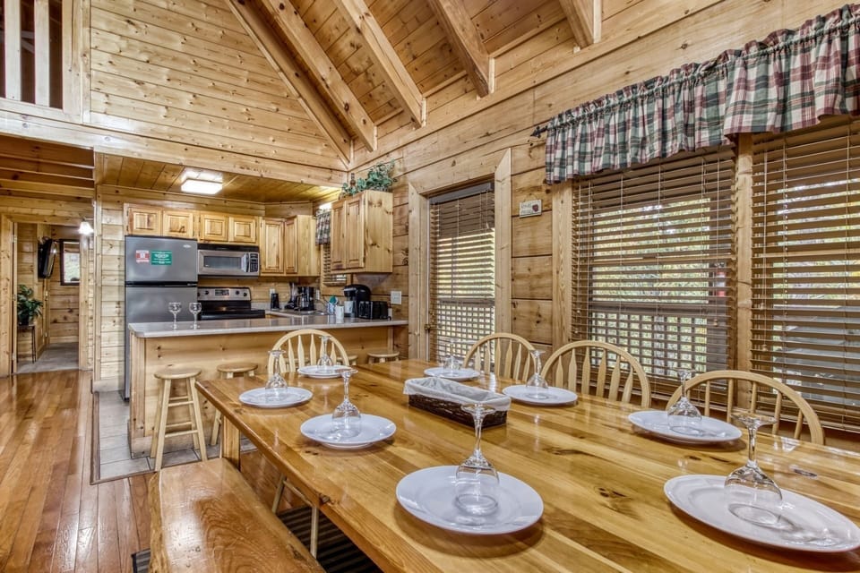 Cabin, 5 Bedrooms | Dining