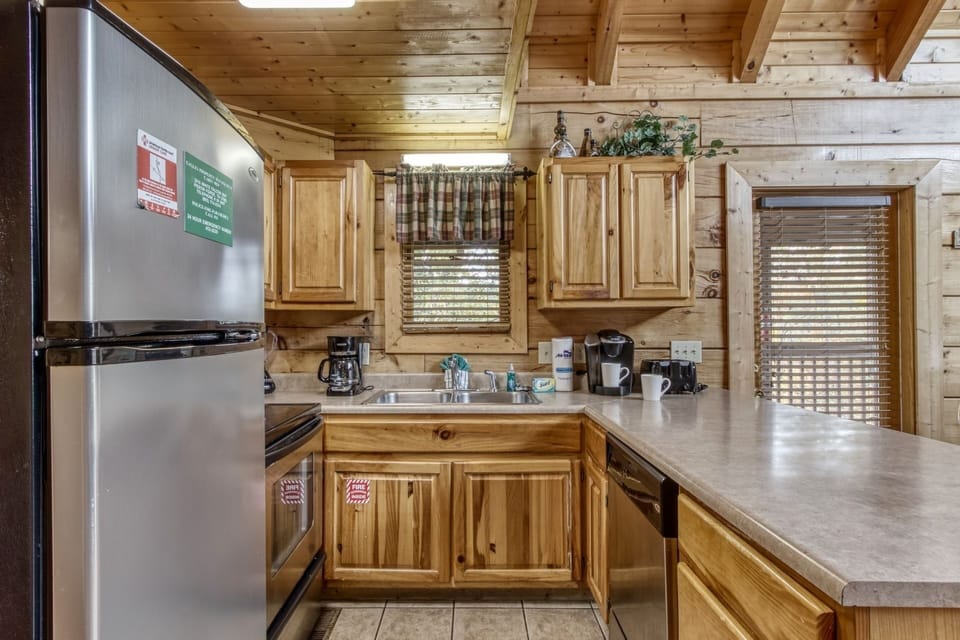 Cabin, 5 Bedrooms | Private kitchen | Fridge, oven, coffee/tea maker, toaster
