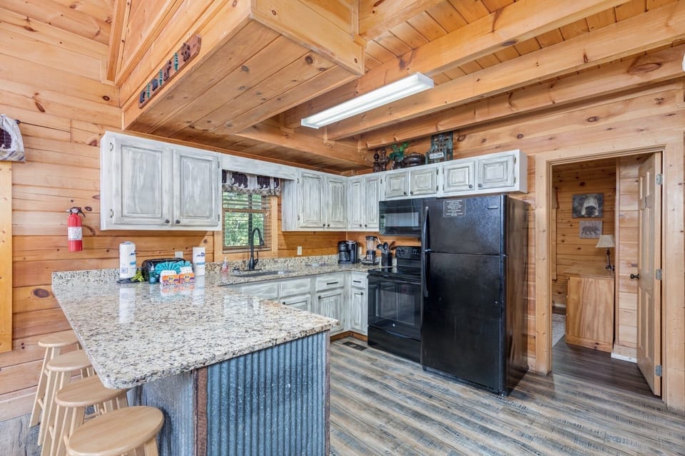 Cabin, 6 Bedrooms | Private kitchen | Fridge, oven, coffee/tea maker, toaster